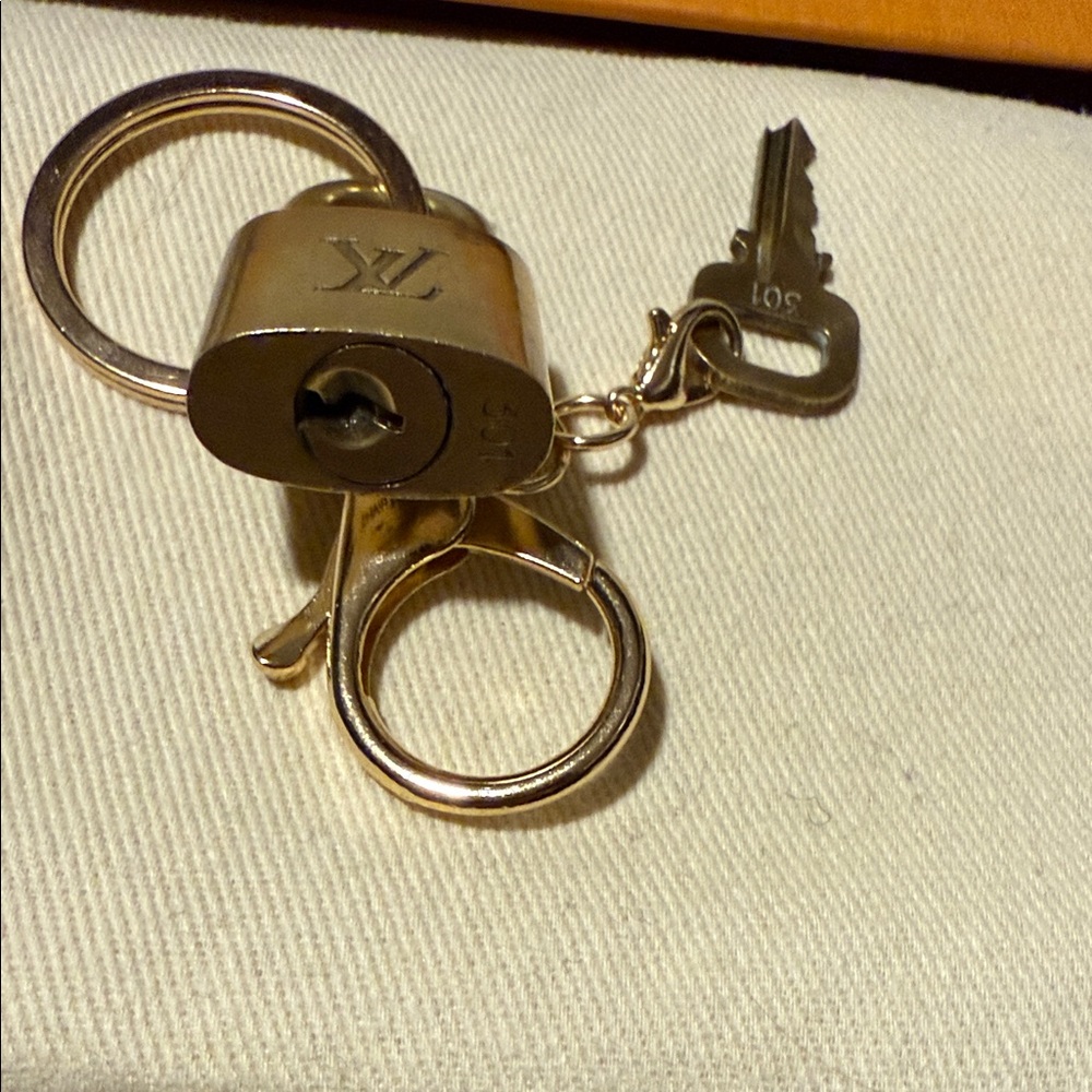 Louis Vuitton Lock and Key #320 Holder - Picture 5 of 6